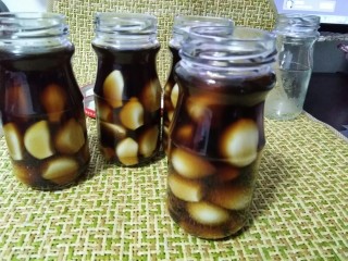 9、不用等到腊八就让你吃上――腊八蒜,倒入适量米醋