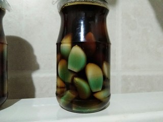 12、不用等到腊八就让你吃上――腊八蒜,蒜大概3―4就完全变绿了，变绿的蒜要及时放到凉爽的地方，以免过热变黄