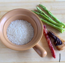 1、腊味煲仔饭,主要原料,腊肉和腊肠最好都来点,光用一种也可以,只是单调,味道单一