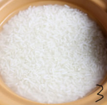 3、腊味煲仔饭,泡完的大米是这样的,白白的,嫩嫩的,甜甜的,酸酸的,有营养,味道好,靠,不对,好像是娃哈哈了.