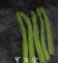 6、腊味煲仔饭,趁这个时间就开始切小葱花,焯露笋,广东菜有些是很随机的,里边放什么蔬菜都可以,正好家里有这个我就放这个,朋友们也可以放芥兰,菜心,西兰花啥的,反正别放茄子什么的就可以了，6.7都是切菜的图就不传了