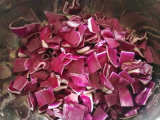 3、胭脂藕片,去掉叶脉，切小块。