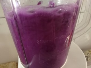 4、胭脂藕片,加400ml清水榨成汁。