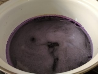 6、胭脂藕片,搪瓷锅文火煮开，撇去浮沫，倒入大碗放凉。