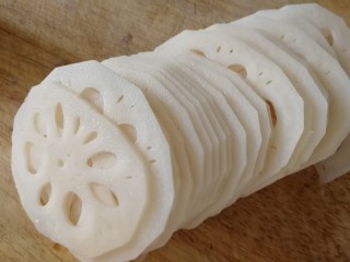 7、胭脂藕片,藕去皮，切薄片。