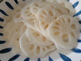 8、胭脂藕片,凉水洗去多余淀粉。
