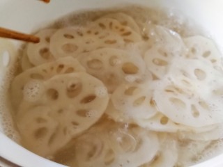 9、胭脂藕片,搪瓷锅水开放入藕片，焯水1分半，捞出过凉水。