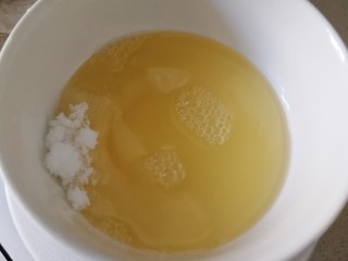 10、胭脂藕片,苹果加白糖，搅拌融化。