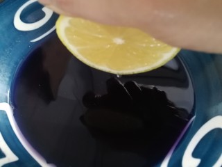 11、胭脂藕片,把半个柠檬汁挤到紫甘蓝汁里，颜色瞬间变成玫粉色。