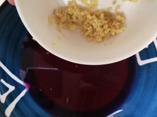 12、胭脂藕片,放入姜末。