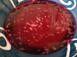 13、胭脂藕片,倒入苹果醋糖汁，颜色漂亮了。