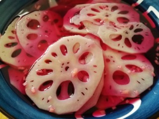 14、胭脂藕片,放入藕片，浸泡。密封冰箱冷藏1小时。