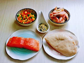 1、山葵木鱼花三文鱼沙拉,准备食材，我用的鸡胸肉是即食的。