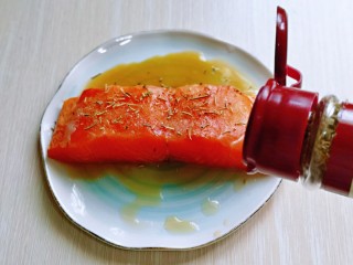 2、山葵木鱼花三文鱼沙拉,腌制三文鱼，加入料酒，盐。