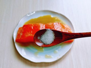 3、山葵木鱼花三文鱼沙拉,再加入迷迭香，轻轻按摩三文鱼腌制10分钟。