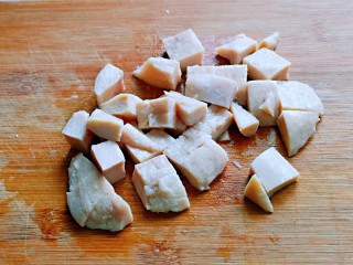 4、山葵木鱼花三文鱼沙拉,鸡胸肉切丁。