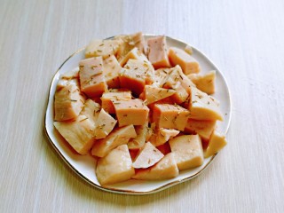 5、山葵木鱼花三文鱼沙拉,撒上迷迭香。(不喜欢的可以不放)