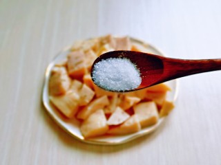 6、山葵木鱼花三文鱼沙拉,少许盐抓拌均匀，腌制10分钟。