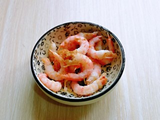 7、山葵木鱼花三文鱼沙拉,北极虾去皮备用。