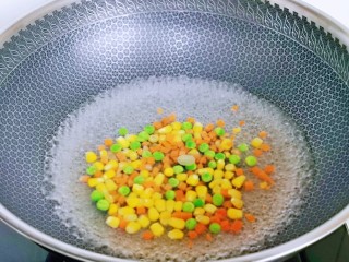 8、山葵木鱼花三文鱼沙拉,玉米粒，胡萝卜丁，豌豆焯水，锅中水烧开，下入时蔬大火煮2分钟捞出淋干水分。