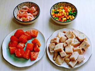 9、山葵木鱼花三文鱼沙拉,准备工作完成。