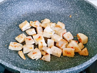 10、山葵木鱼花三文鱼沙拉,将腌制好的鸡胸肉块倒入不粘锅中，小火煎至两面微黄盛出备用。(无油煎)