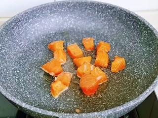 11、山葵木鱼花三文鱼沙拉,锅中刷上少许油，放入腌制好的三文鱼，煎至两面金黄。