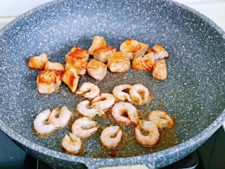 12、山葵木鱼花三文鱼沙拉,三文鱼煎好后，把北极虾仁放入锅中煎30秒盛出装盘。