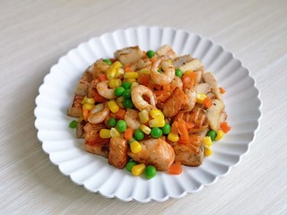 13、山葵木鱼花三文鱼沙拉,把所有食材放入盘中。