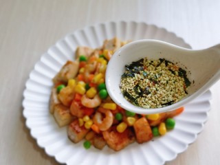14、山葵木鱼花三文鱼沙拉,加入山葵木鱼花。(即食鸡胸肉包装内带）