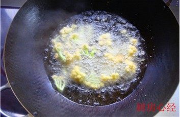 2、孜然菜花,油锅冒青烟后，倒入菜花，大约1分钟，菜花呈纯绿色后，即可捞出控油。