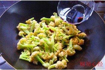 4、孜然菜花,直接将炸好的菜花；干辣椒倒入锅中，炒匀后，即可倒入调好的碗汁，翻炒均匀。