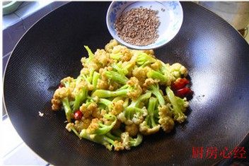 5、孜然菜花,倒入孜然粒，炒匀即可出锅。（不可用孜然面啊）。