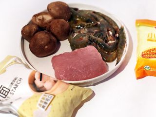 1、广式茶点-蒜蓉炸虾饺,准备各种食材