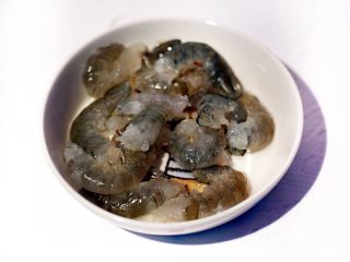 2、广式茶点-蒜蓉炸虾饺,虾仁去头尾、皮及虾线