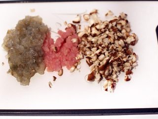 3、广式茶点-蒜蓉炸虾饺,将虾仁、猪肉剁成泥，蘑菇切小丁。
