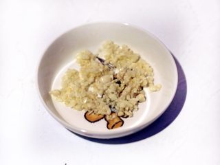 5、广式茶点-蒜蓉炸虾饺,蒜切成碎沫