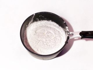 6、广式茶点-蒜蓉炸虾饺,将生粉65克和澄粉100克混合均匀。