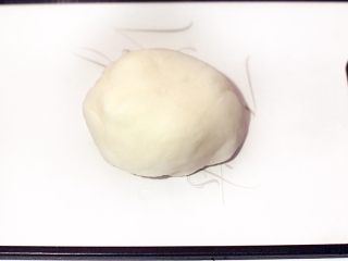 7、广式茶点-蒜蓉炸虾饺,慢慢加入开水揉成光滑面团