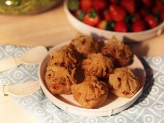 11、广式茶点-蒜蓉炸虾饺,放入150度油锅中炸至金黄捞出沥干油份