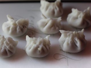 10、广式茶点-蒜蓉炸虾饺,包入馅料成弯梳形