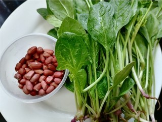 1、菠菜拌花生米,准备好所需材料