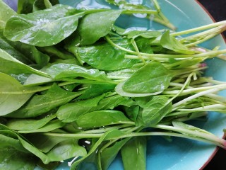 3、菠菜拌花生米,泡水清洗干净