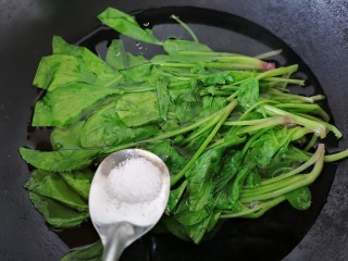 5、菠菜拌花生米,加入适量盐和油使菠菜更翠绿