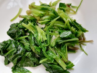 7、菠菜拌花生米,将菠菜切成小段