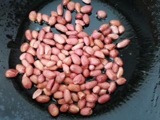 8、菠菜拌花生米,锅内放油烧热放入花生翻炒