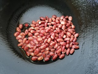 9、菠菜拌花生米,小火慢炒炒熟谅凉备用