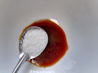 11、菠菜拌花生米,碗内放入适量生抽加入一勺白糖