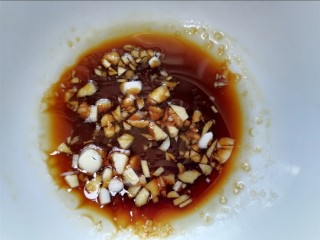 12、菠菜拌花生米,放入蒜末和刚才炒花生的油