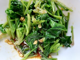 13、菠菜拌花生米,放入菠菜